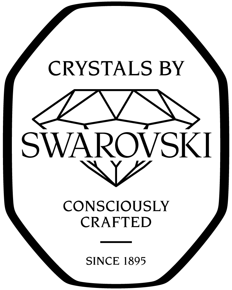 Schwarz-weißes Logo mit einem geometrischen Kristall und dem Schriftzug „Crystals by Swarovski, Consciously Crafted, Since 1895“ in Großbuchstaben. Dieses Design mit echten Swarovski-Kristallen strahlt zeitlose Eleganz und handwerkliches Können aus.